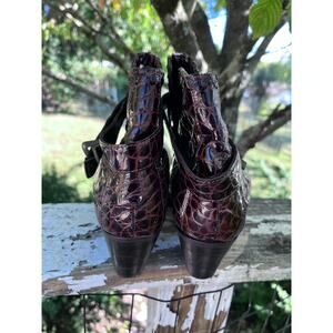Dingo Women boot 8.5 patent Leather Croc ankle boots Wrap Belt Detail Western